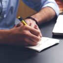 作者沈知白的工作照示意，桌面上摊开攻略笔记与核验清单