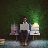 程舒窈编辑的工作照示意：桌面上摊开的规则核对笔记与标注了费率档位的表格